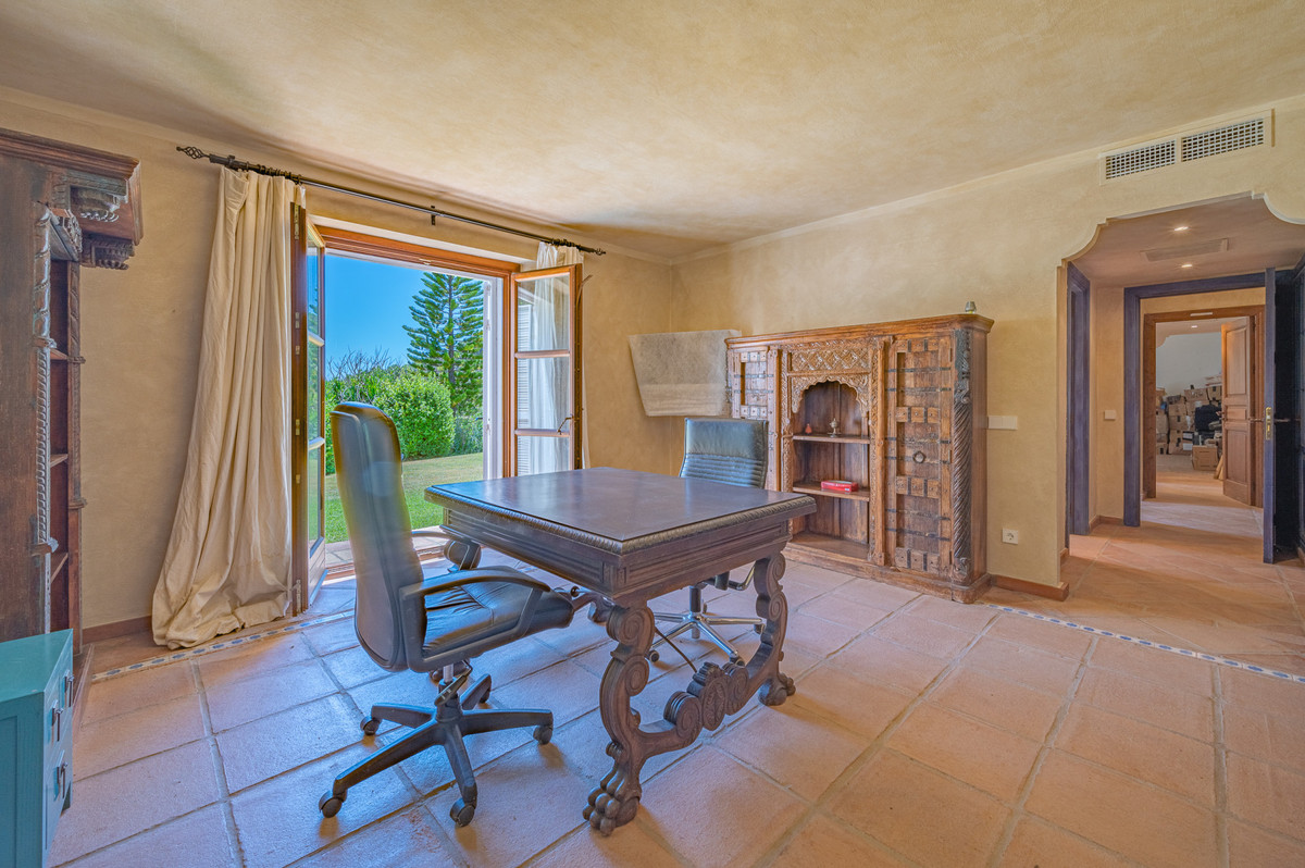 10 Bedroom Villa for Sale in Estepona — 7