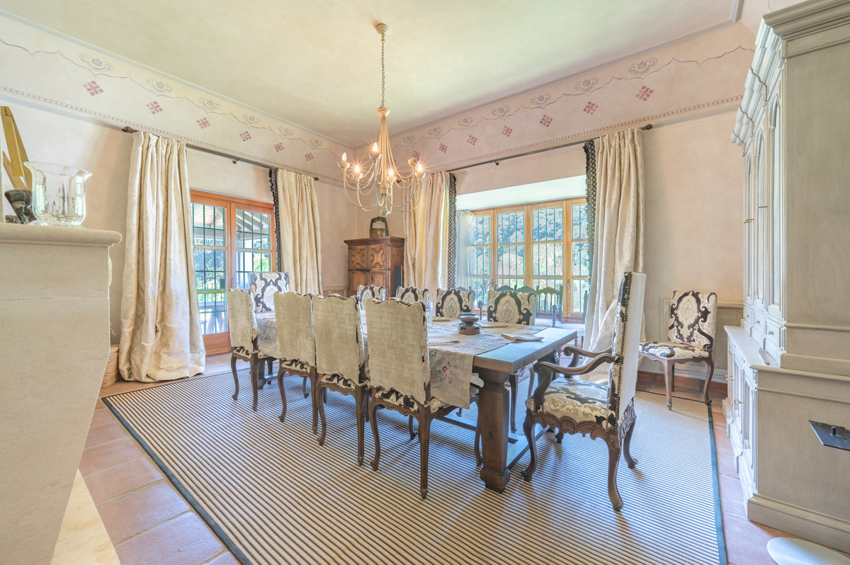 10 Bedroom Villa for Sale in Estepona — 8