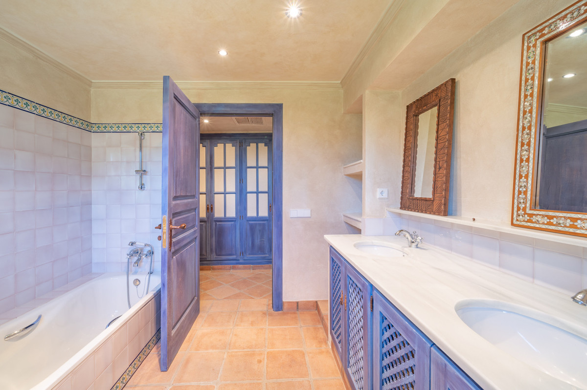 10 Bedroom Villa for Sale in Estepona — 9