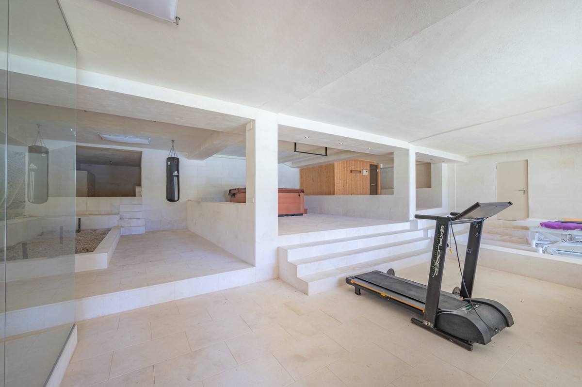 10 Bedroom Villa for Sale in Estepona — view 10