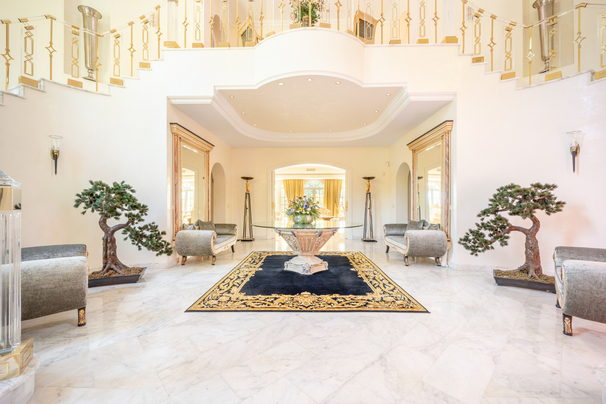14 Bedroom Villa for Sale in The Golden Mile — 2