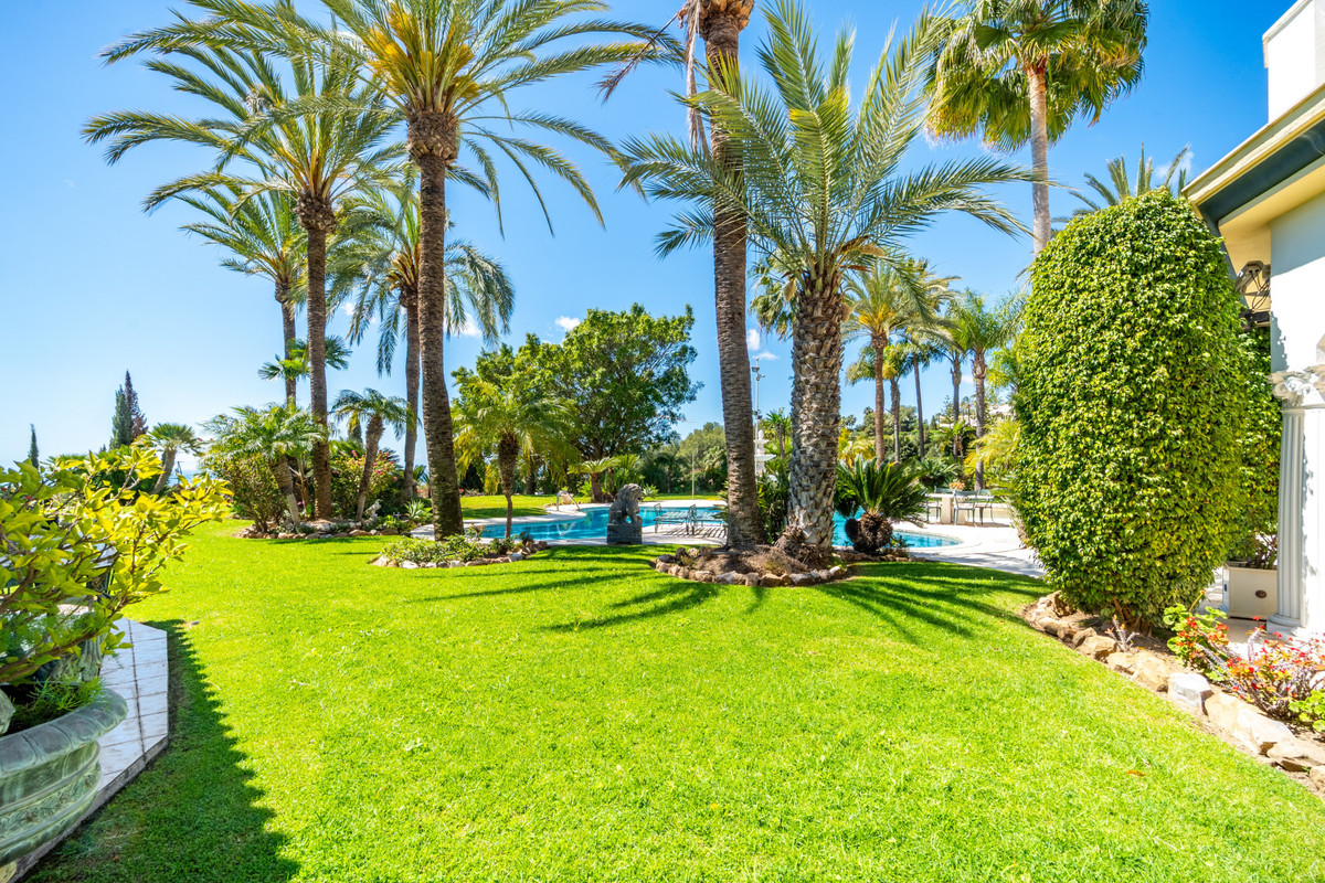 14 Bedroom Villa for Sale in The Golden Mile — 9