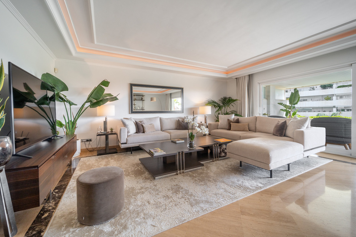 3 Bedroom Apartment for Sale in Puerto Banús — 2