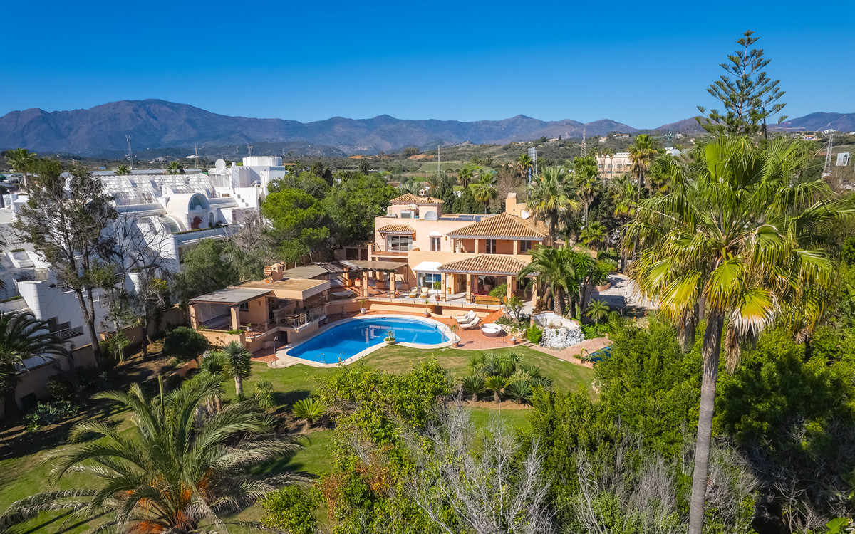 8 Bedroom Villa for Sale in New Golden Mile