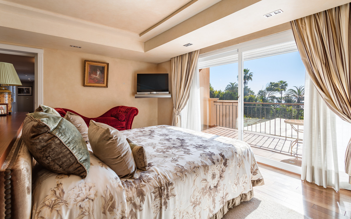 8 Bedroom Villa for Sale in New Golden Mile — 8