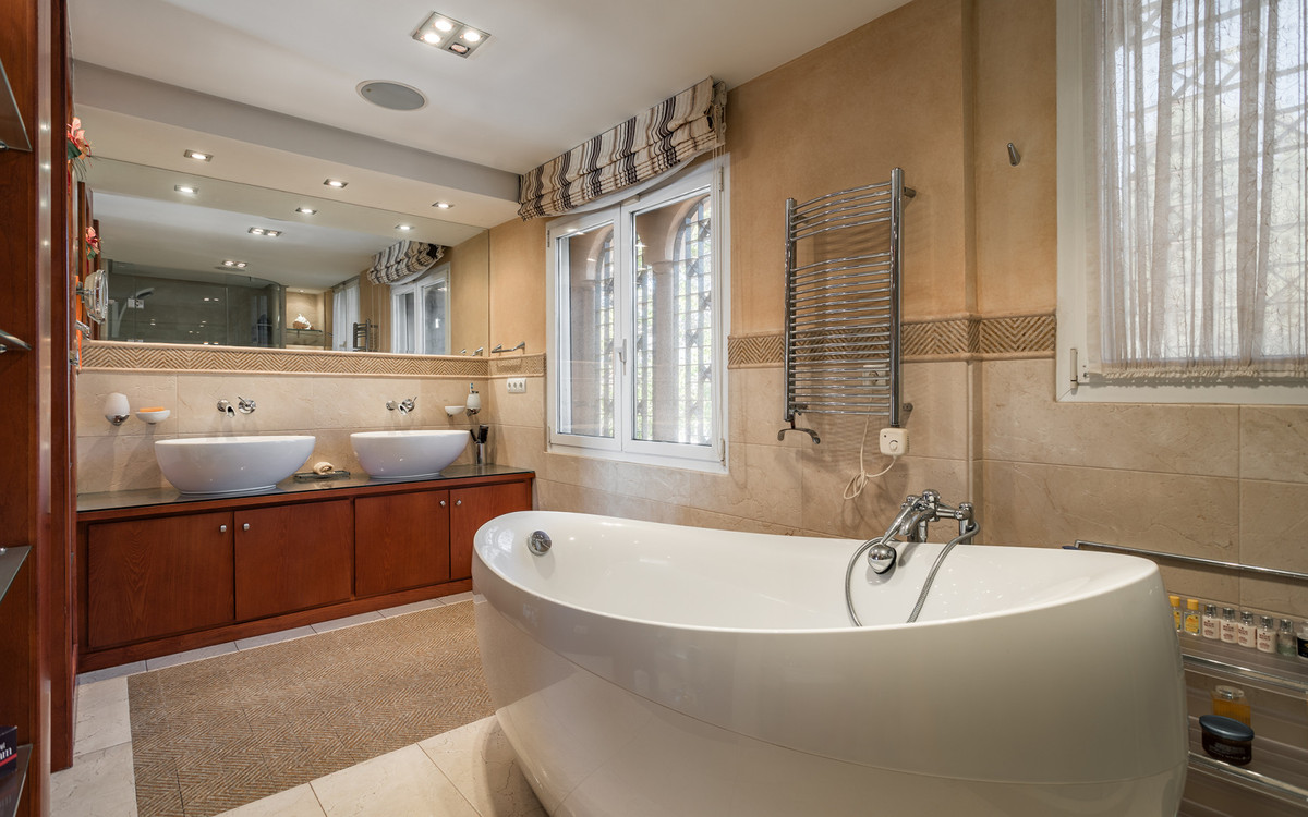 8 Bedroom Villa for Sale in New Golden Mile — view 10