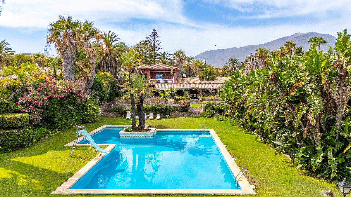 9 Bedroom Villa for Sale in Estepona