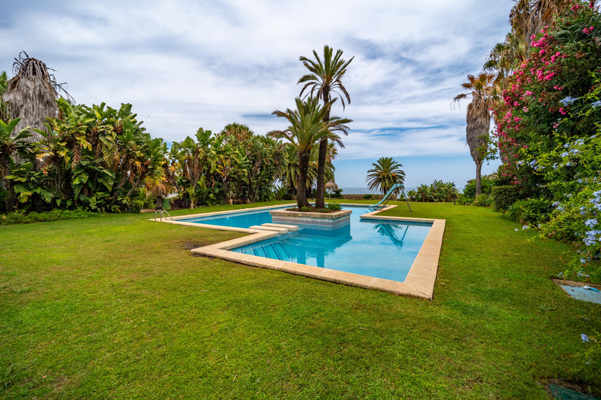 9 Bedroom Villa for Sale in Estepona — 2
