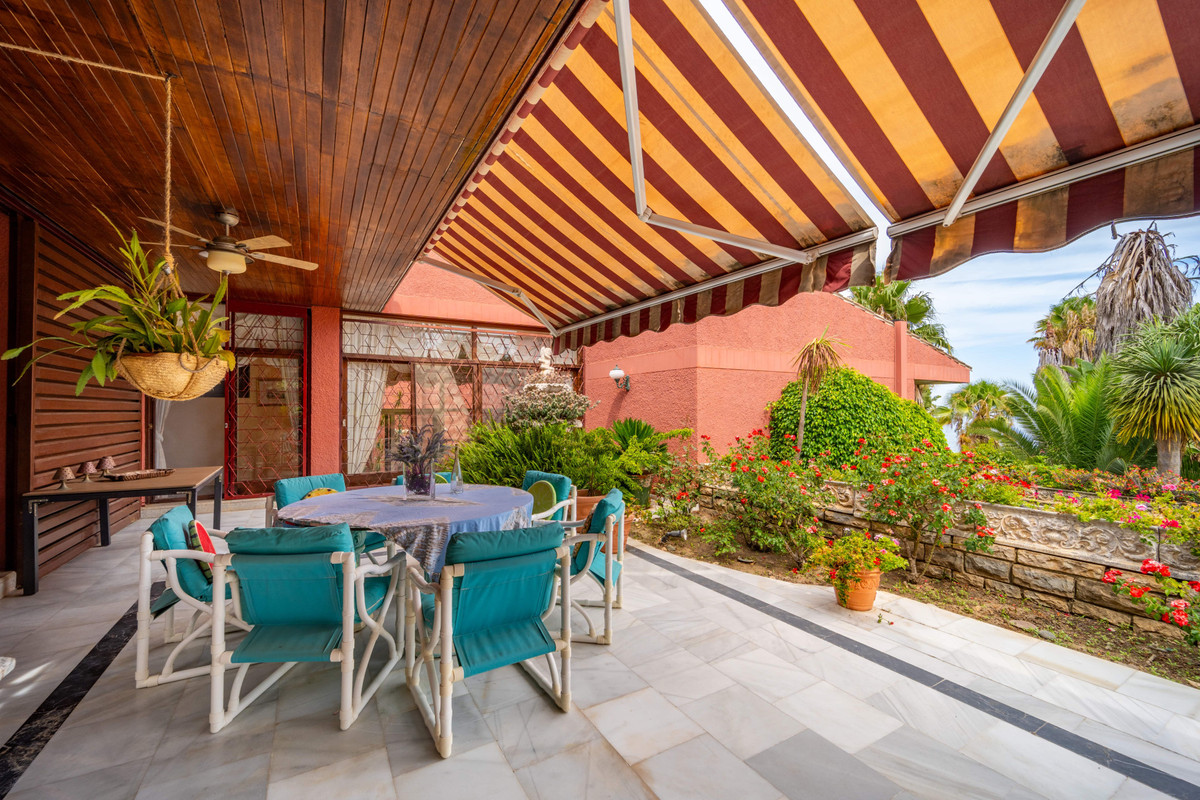 9 Bedroom Villa for Sale in Estepona — 9