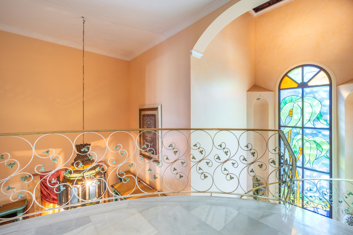 9 Bedroom Villa for Sale in Estepona — view 10