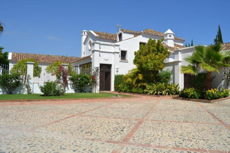 6 Bedroom Villa for Sale in Guadalmina Baja