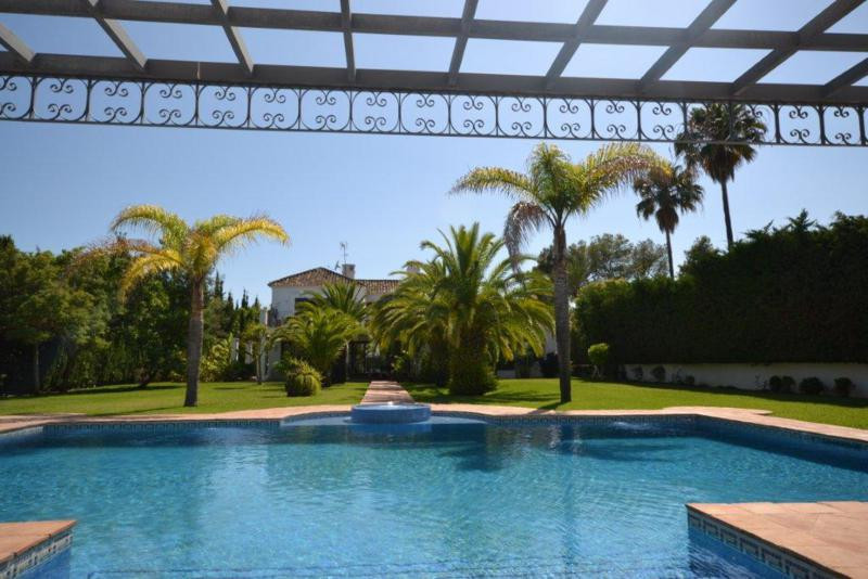 6 Bedroom Villa for Sale in Guadalmina Baja — 2