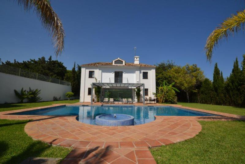 6 Bedroom Villa for Sale in Guadalmina Baja — 4