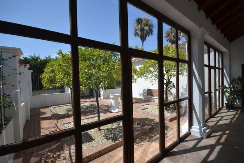 6 Bedroom Villa for Sale in Guadalmina Baja — 6