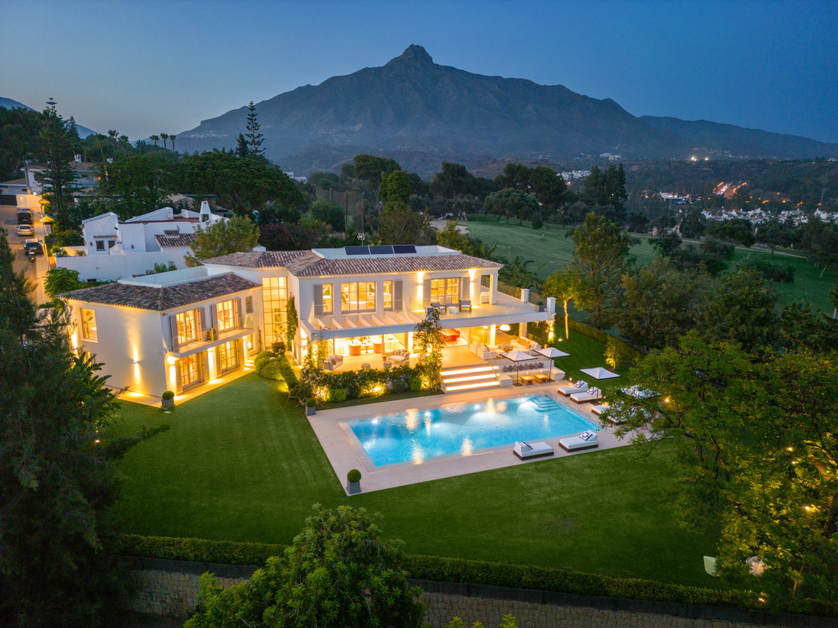 6 Bedroom Villa for Sale in Aloha