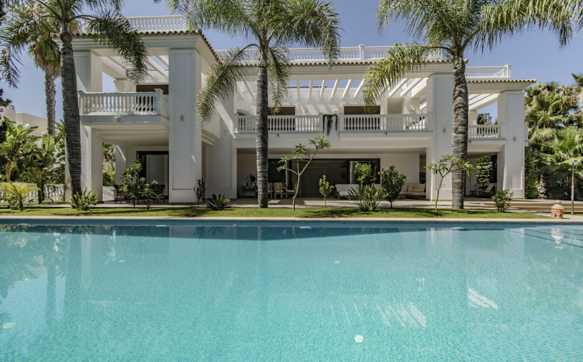 6 Bedroom Villa for Sale in Guadalmina Baja