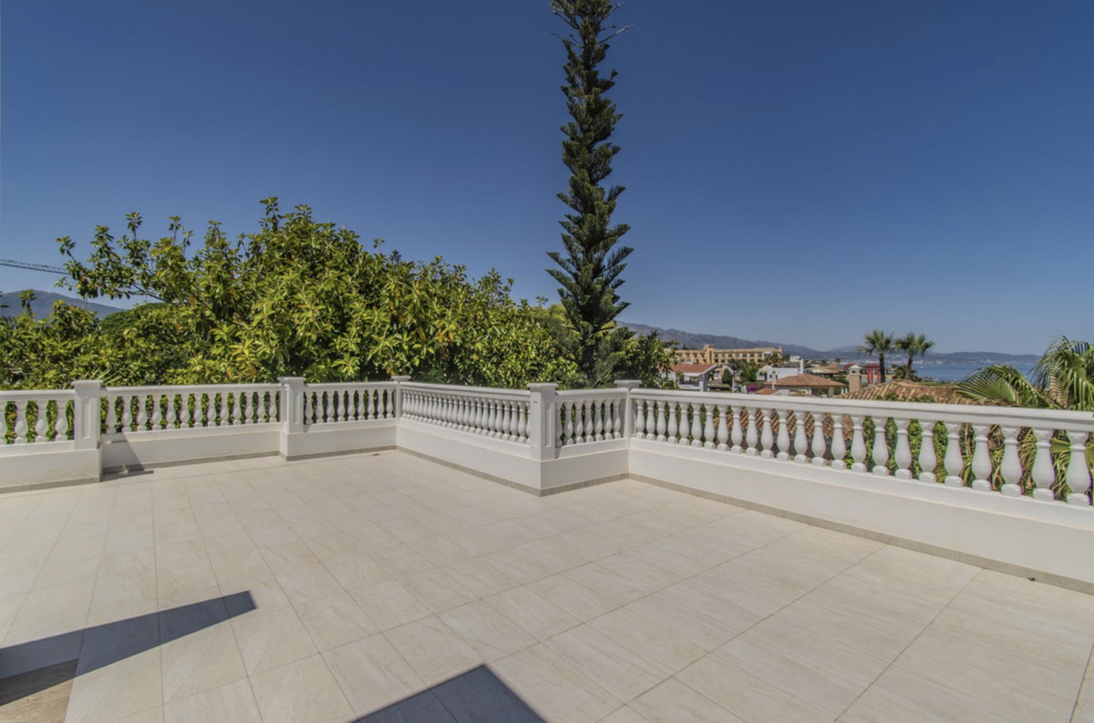 6 Bedroom Villa for Sale in Guadalmina Baja — 2