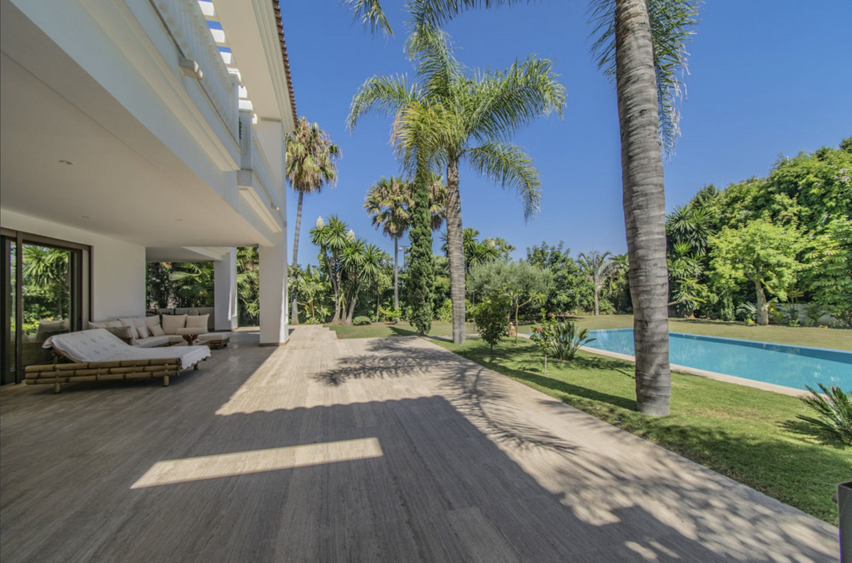 6 Bedroom Villa for Sale in Guadalmina Baja — 3