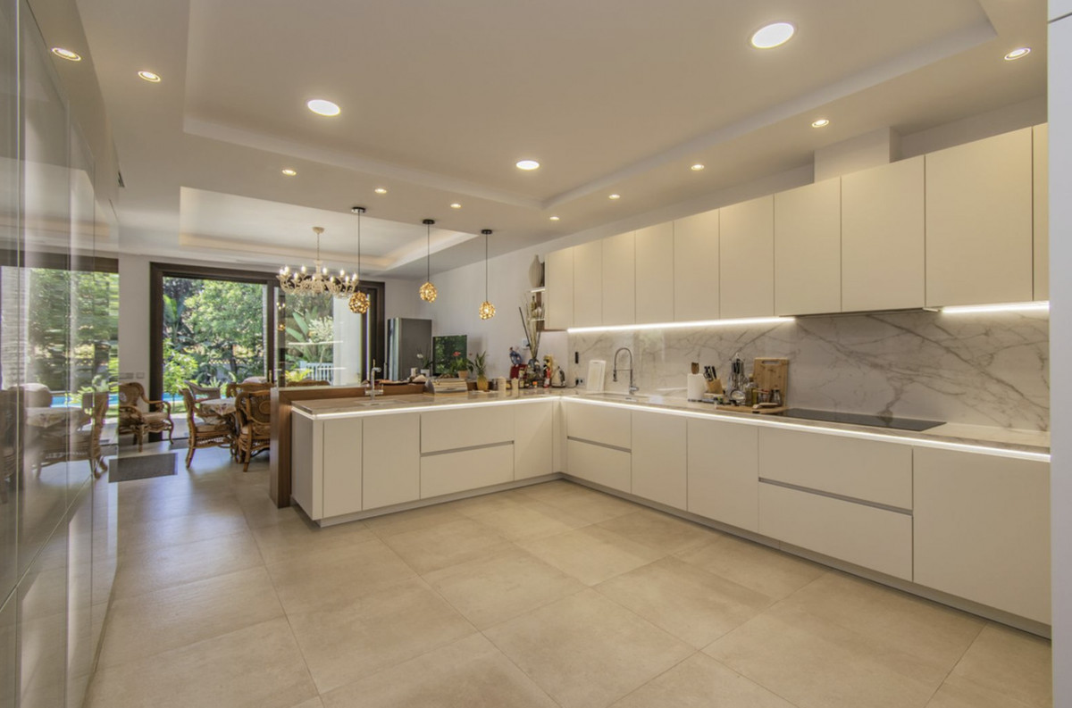6 Bedroom Villa for Sale in Guadalmina Baja — 4