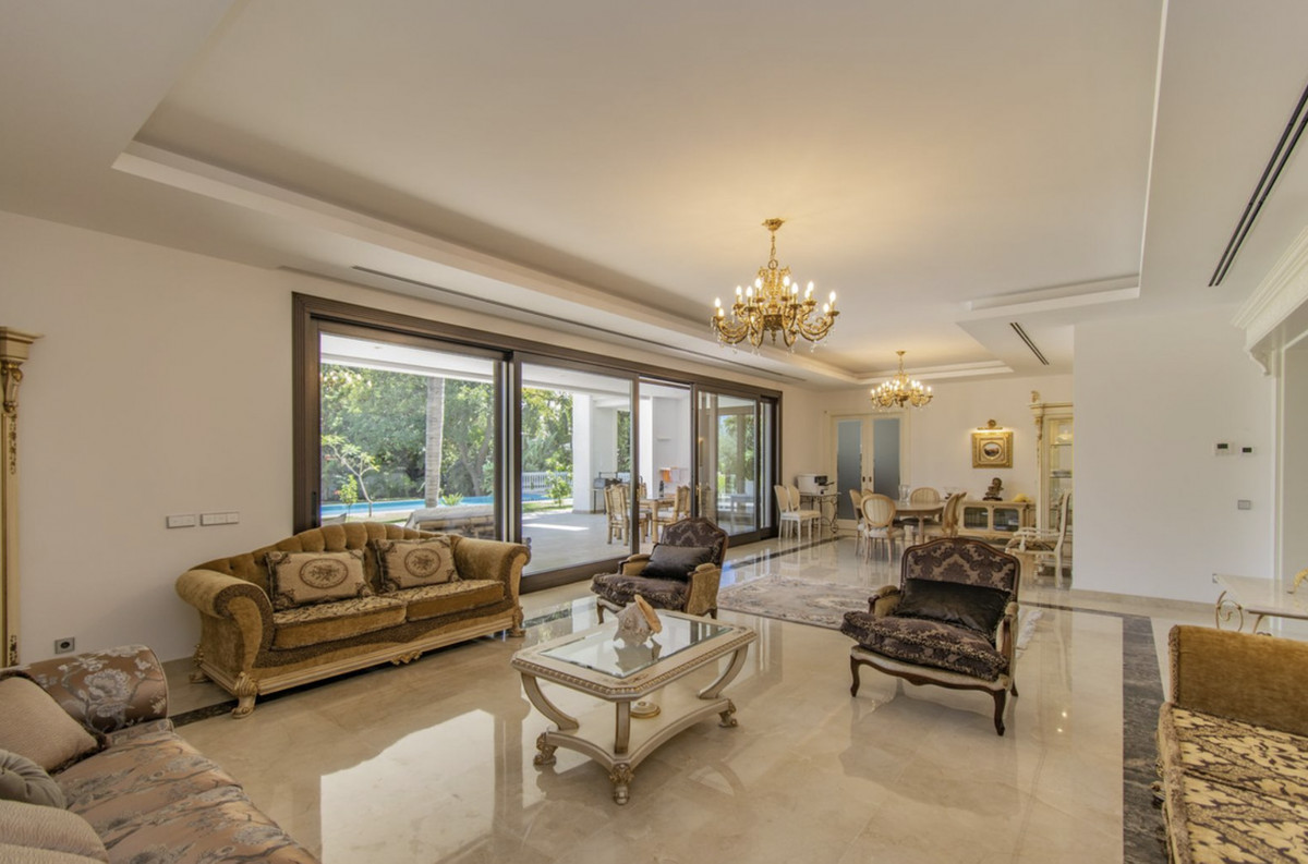 6 Bedroom Villa for Sale in Guadalmina Baja — 5