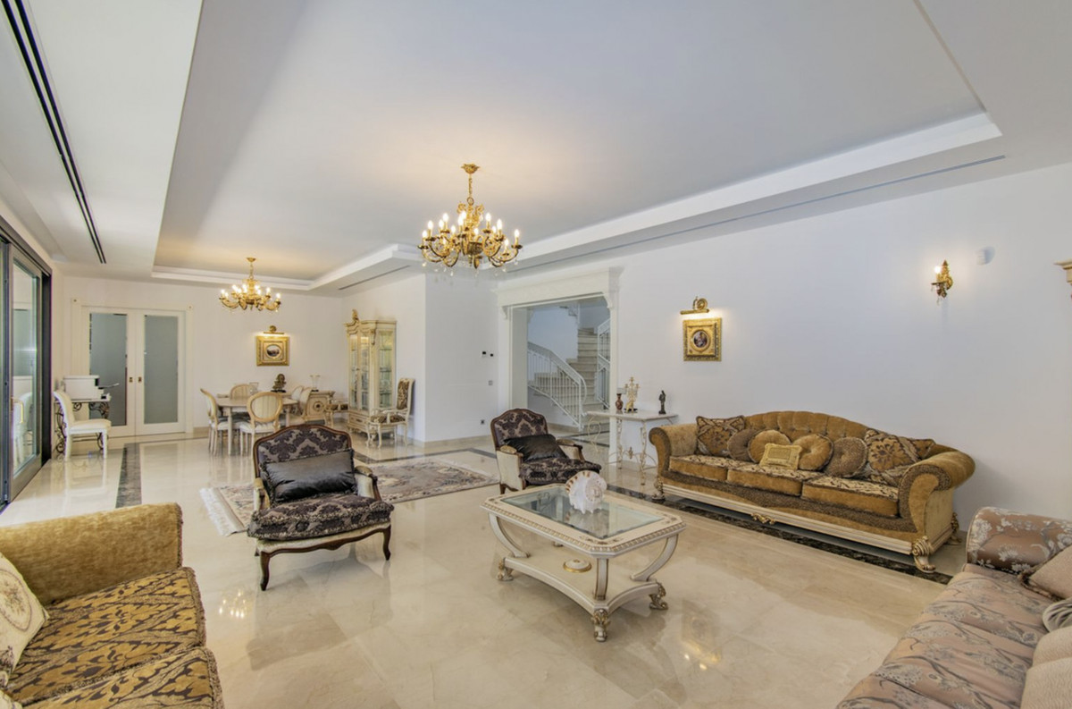 6 Bedroom Villa for Sale in Guadalmina Baja — 6
