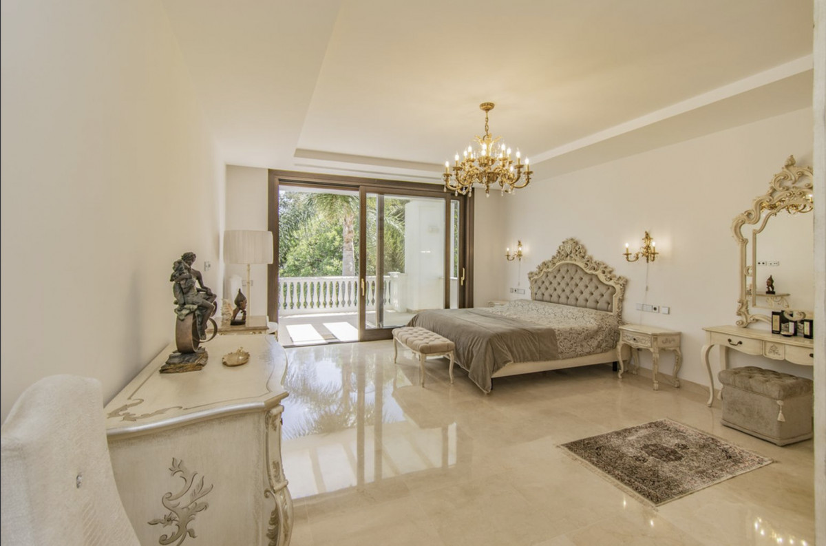 6 Bedroom Villa for Sale in Guadalmina Baja — 7