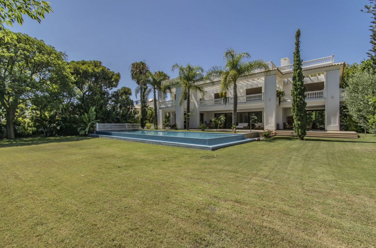 6 Bedroom Villa for Sale in Guadalmina Baja — 8