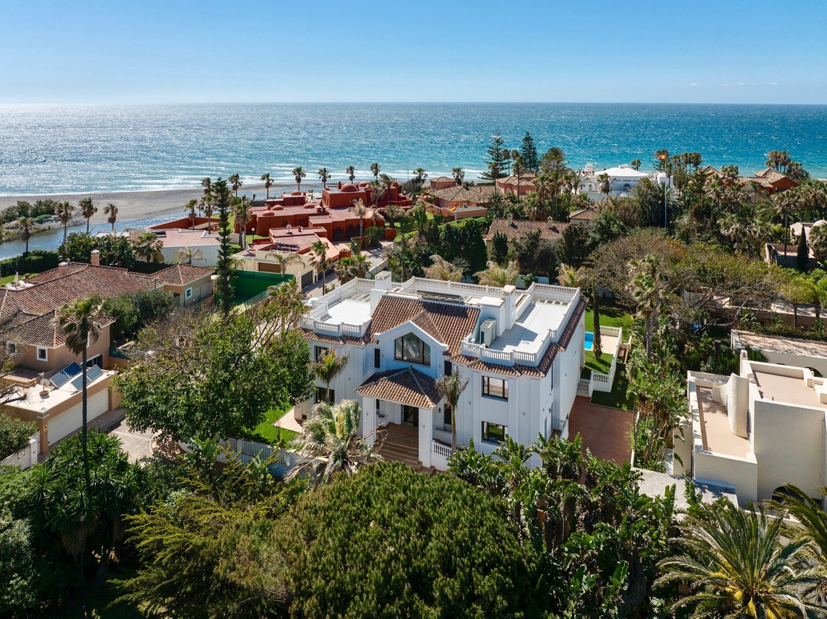 6 Bedroom Villa for Sale in Guadalmina Baja — 9