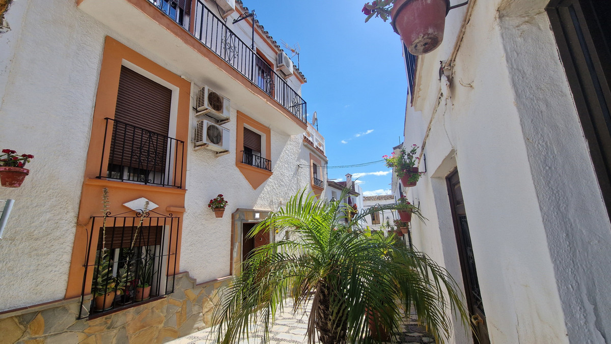 4 Bedroom Villa for Sale in Estepona