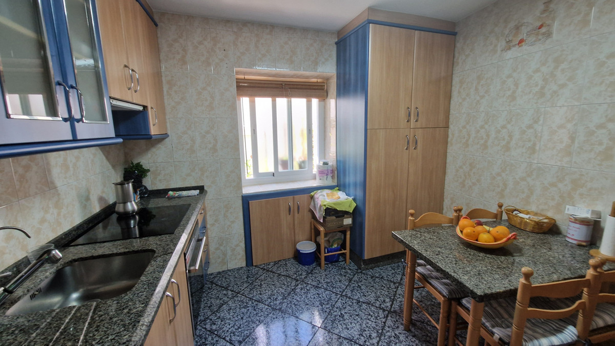4 Bedroom Villa for Sale in Estepona — 8
