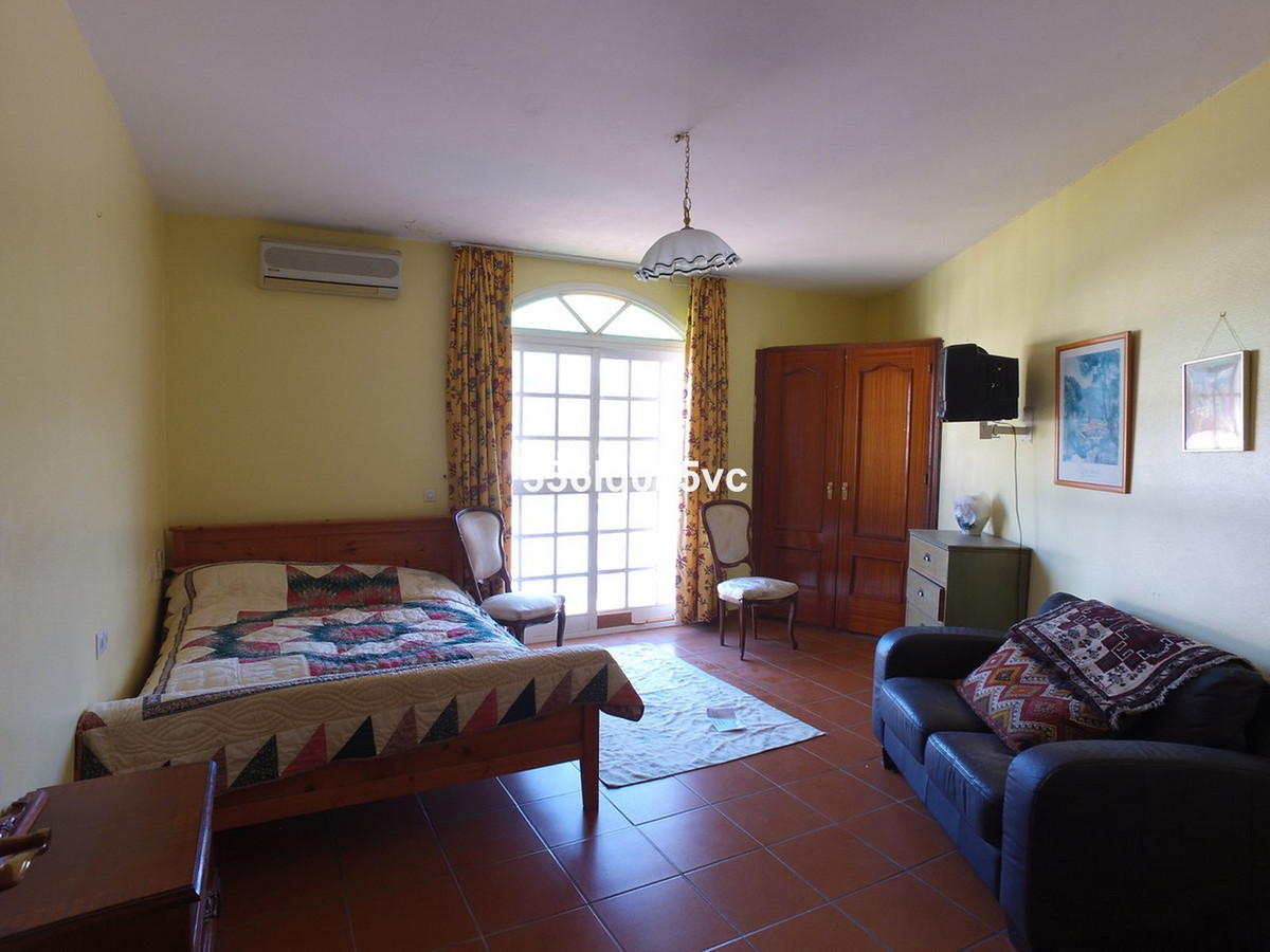 5 Bedroom Apartment for Sale in Benahavís — 9