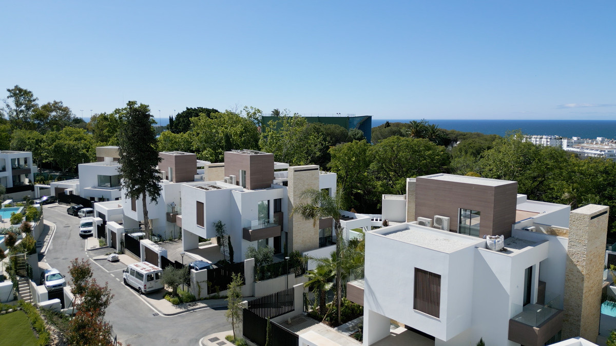4 Bedroom Villa for Sale in The Golden Mile — 2