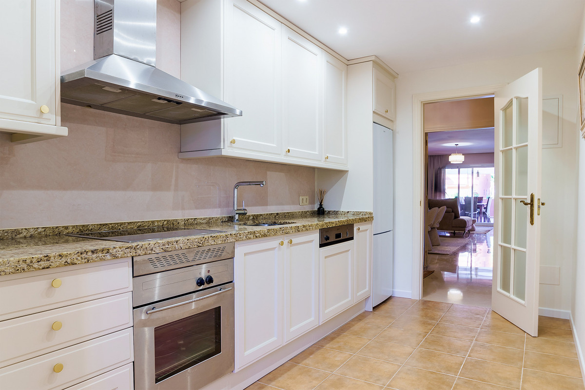 2 Bedroom Apartment for Sale in Puerto Banús — 8