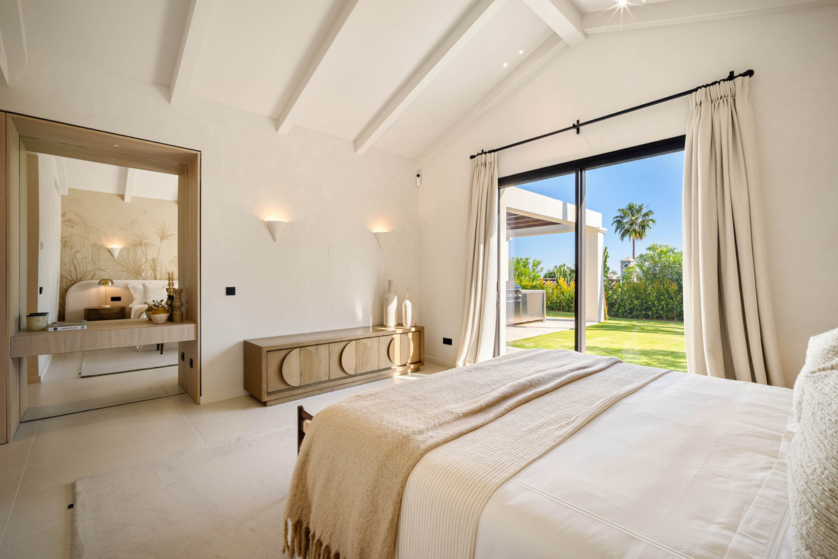 4 Bedroom Villa for Sale in Nueva Andalucía — 4