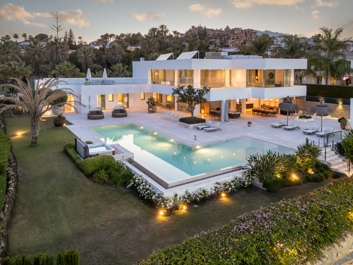 7 Bedroom Villa for Sale in Nueva Andalucía