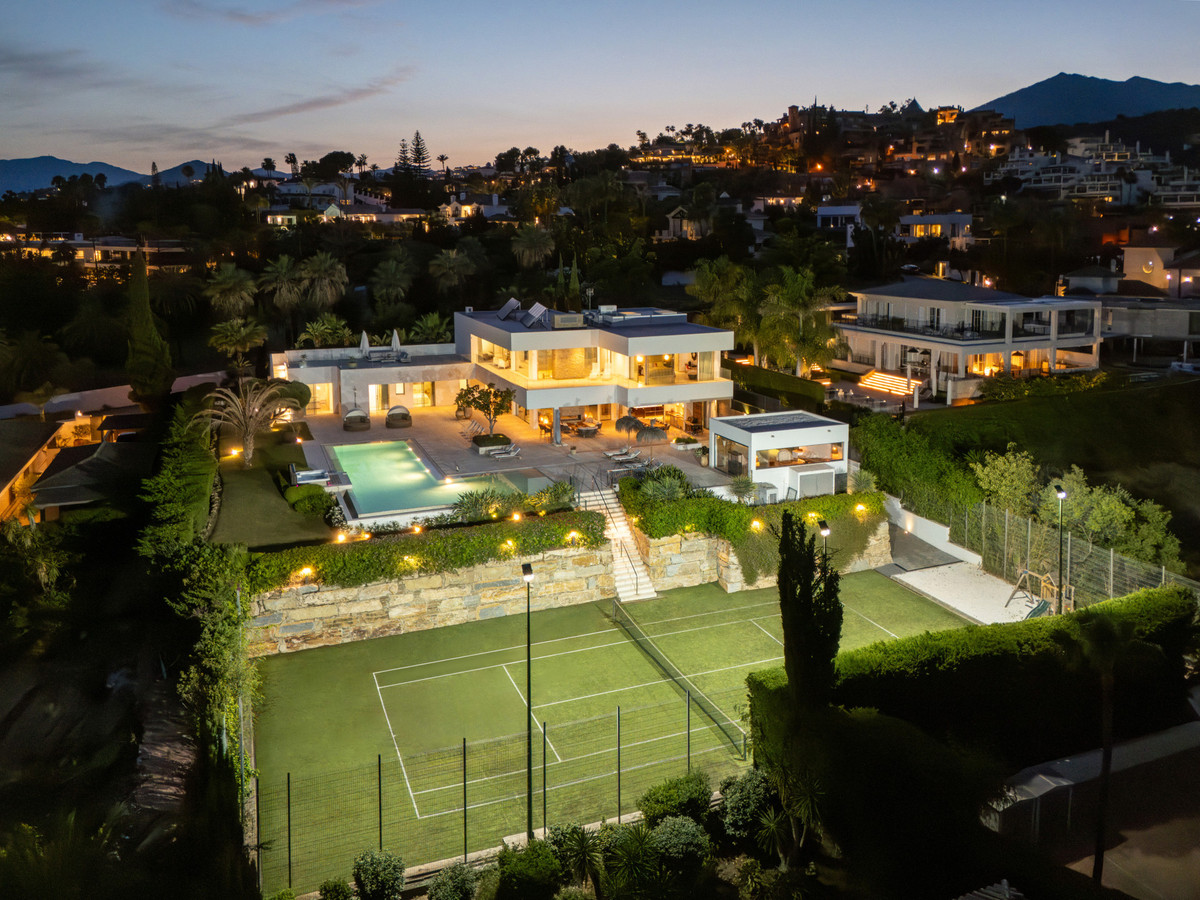7 Bedroom Villa for Sale in Nueva Andalucía — 2