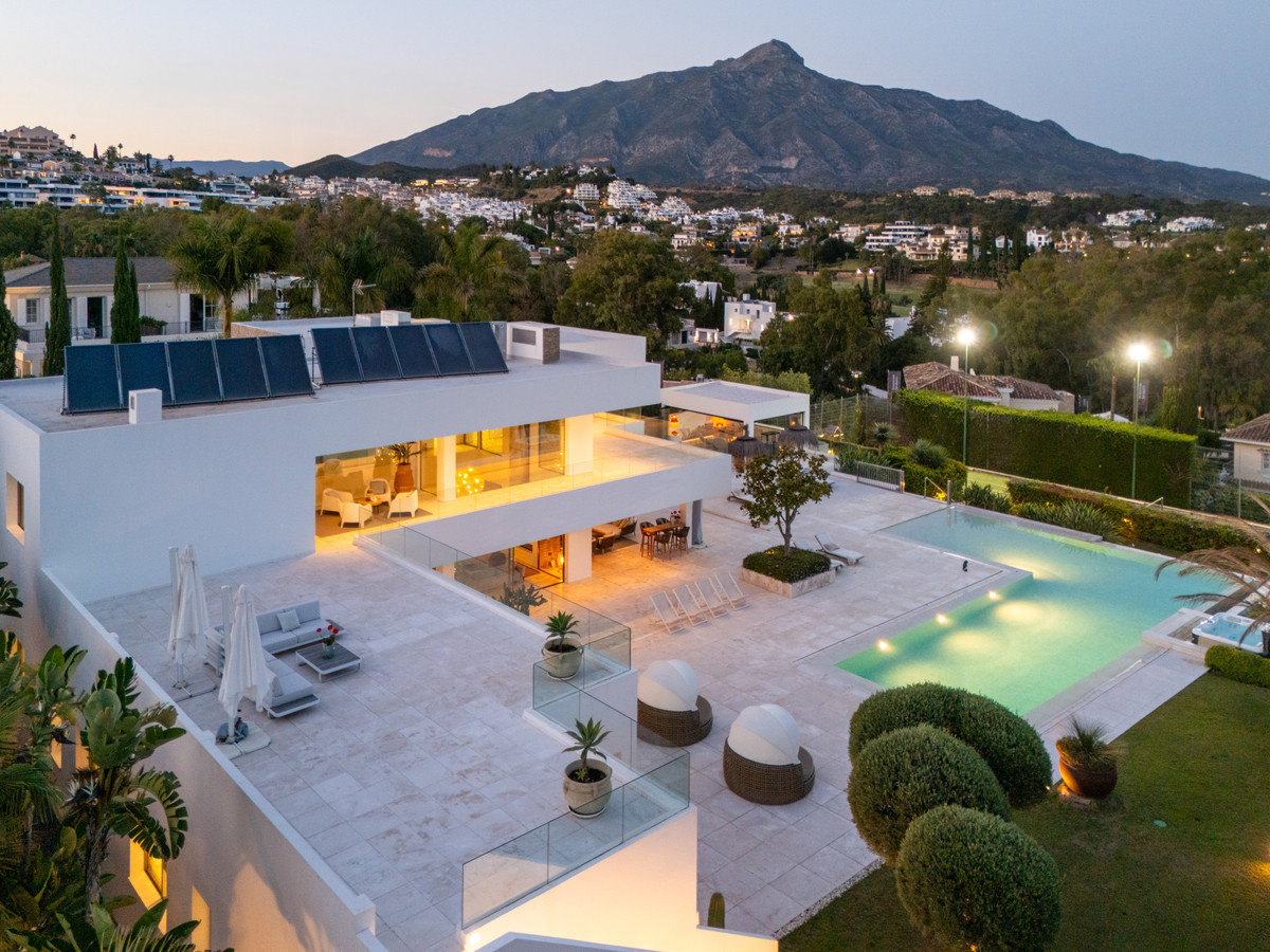 7 Bedroom Villa for Sale in Nueva Andalucía — 3