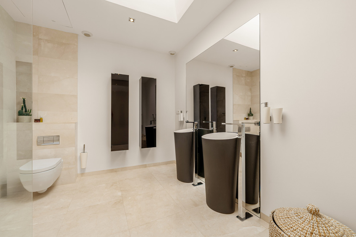 7 Bedroom Villa for Sale in Nueva Andalucía — 7