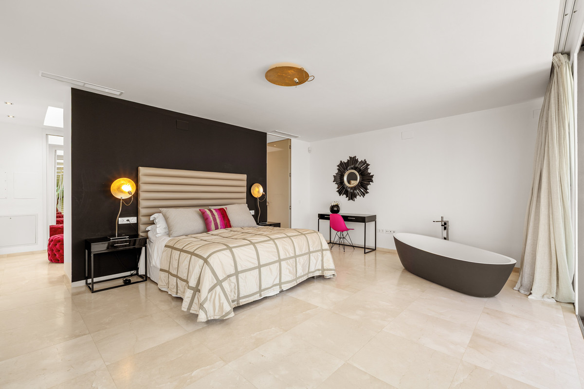 7 Bedroom Villa for Sale in Nueva Andalucía — 9