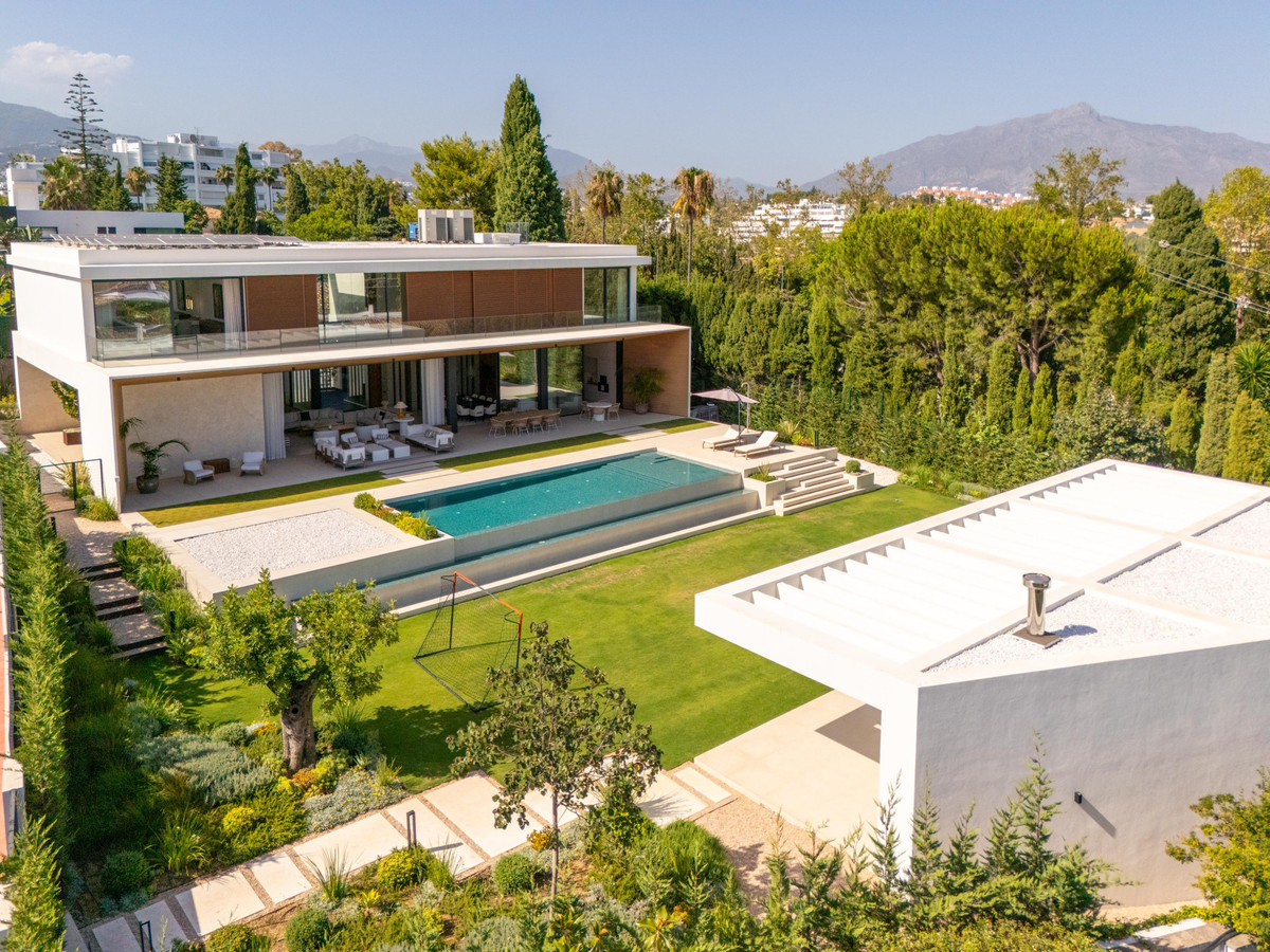 6 Bedroom Villa for Sale in Guadalmina Alta