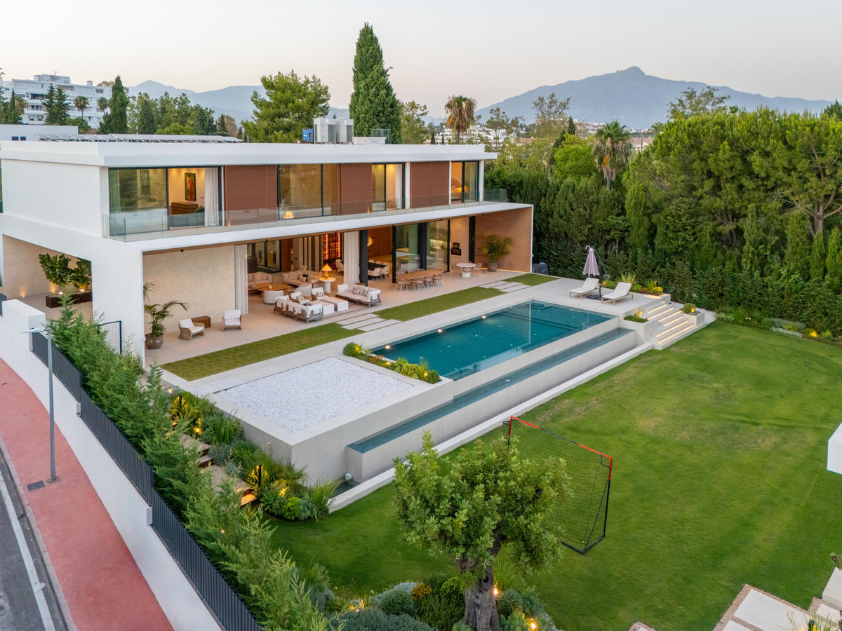 6 Bedroom Villa for Sale in Guadalmina Alta — 2