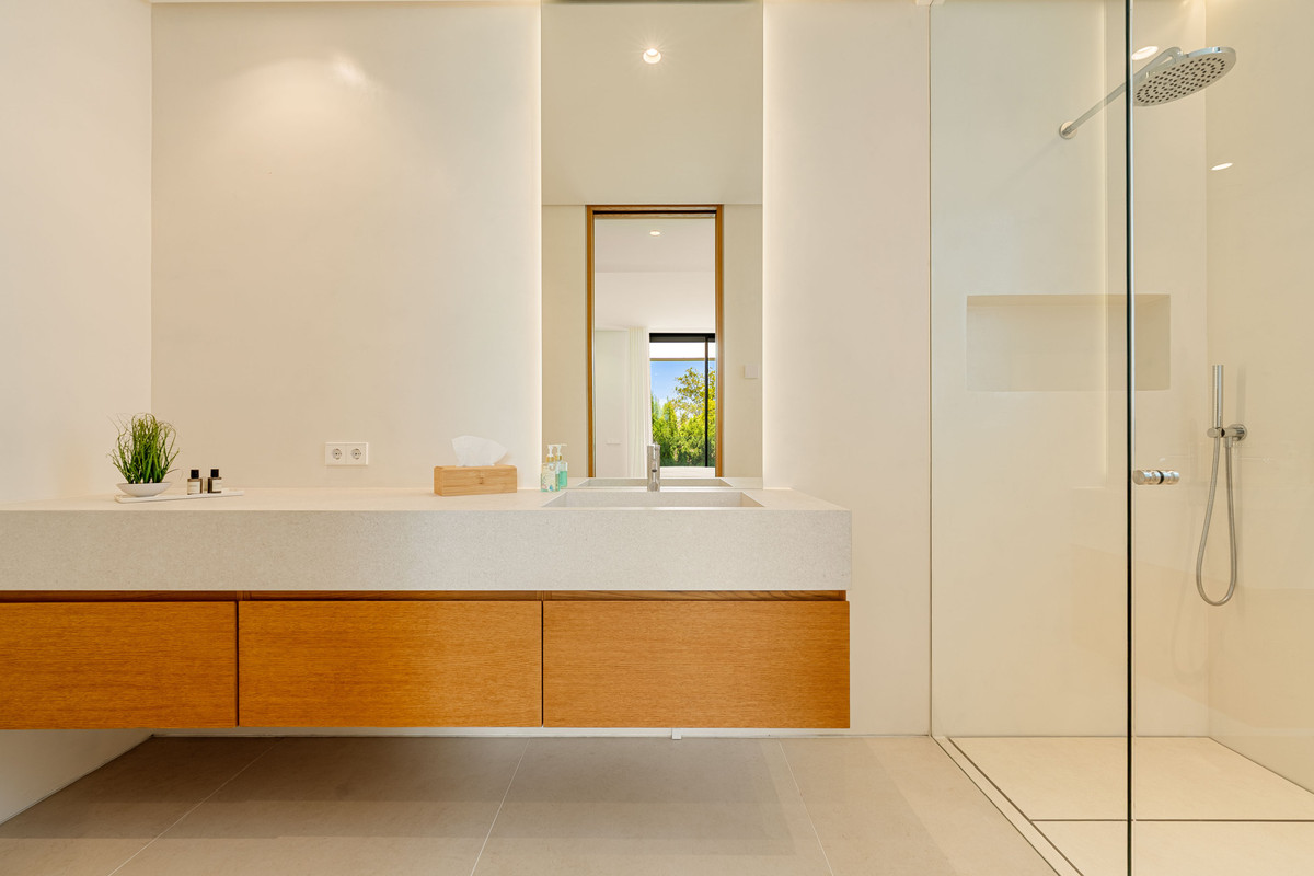 6 Bedroom Villa for Sale in Guadalmina Alta — 3