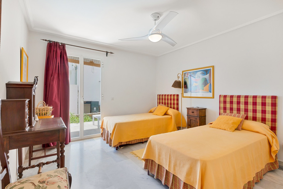 3 Bedroom Apartment for Sale in Estepona — 8
