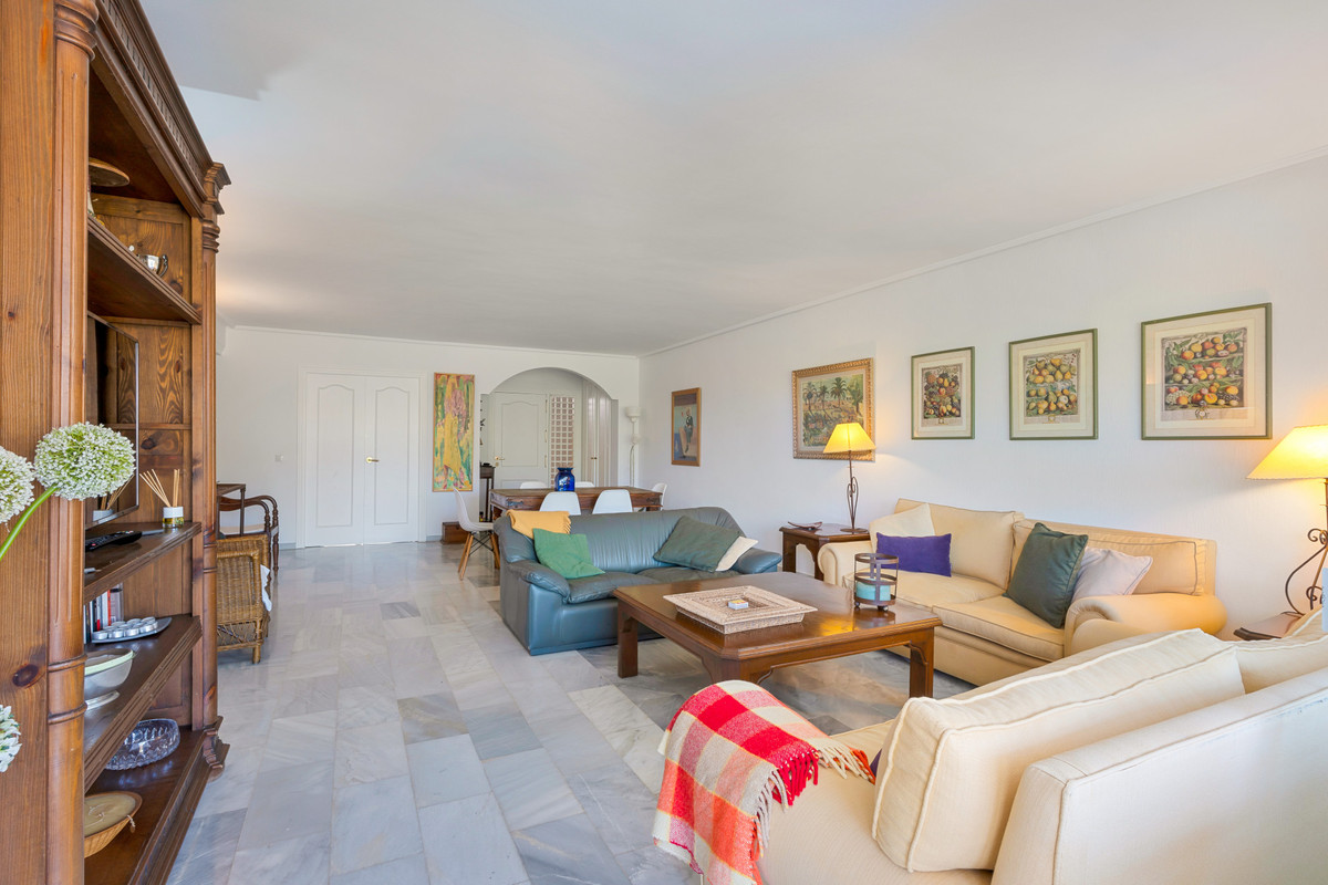 3 Bedroom Apartment for Sale in Estepona — view 10