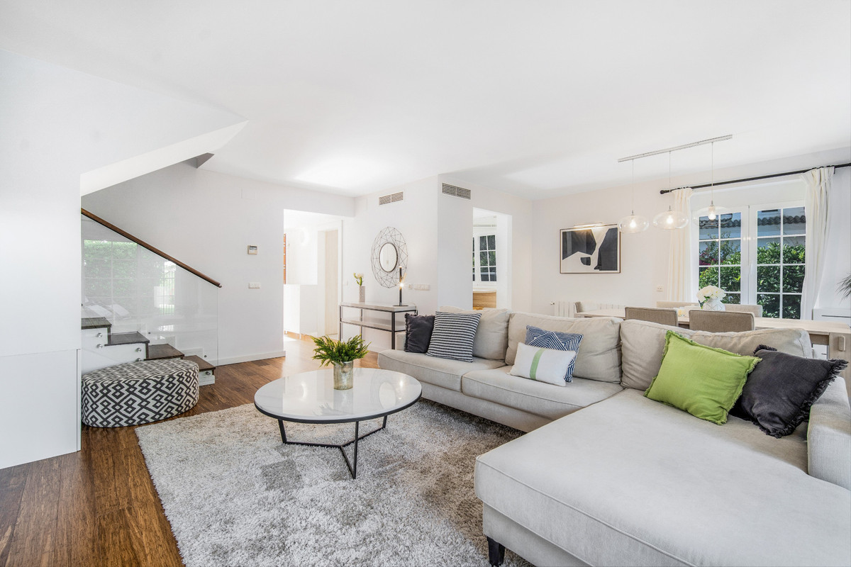 4 Bedroom Villa for Sale in The Golden Mile — view 2