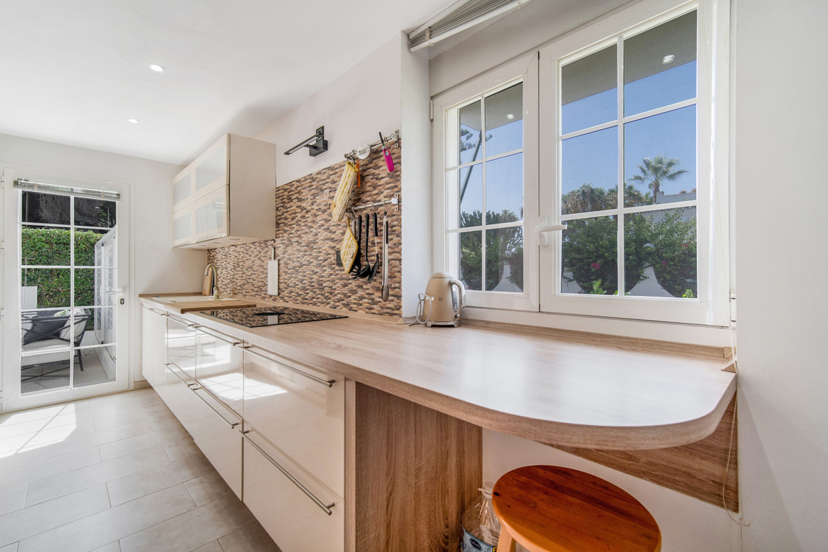 4 Bedroom Villa for Sale in The Golden Mile — view 5
