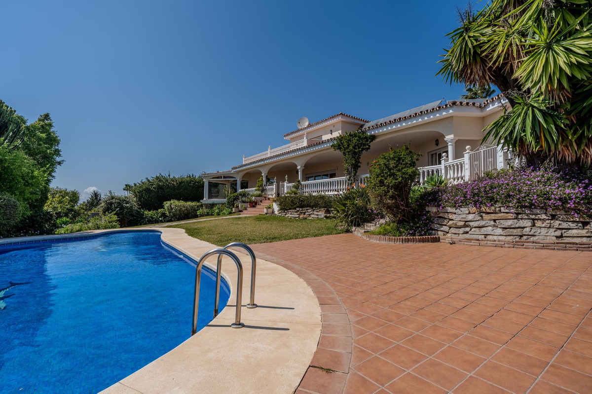 5 Bedroom Villa for Sale in El Paraiso