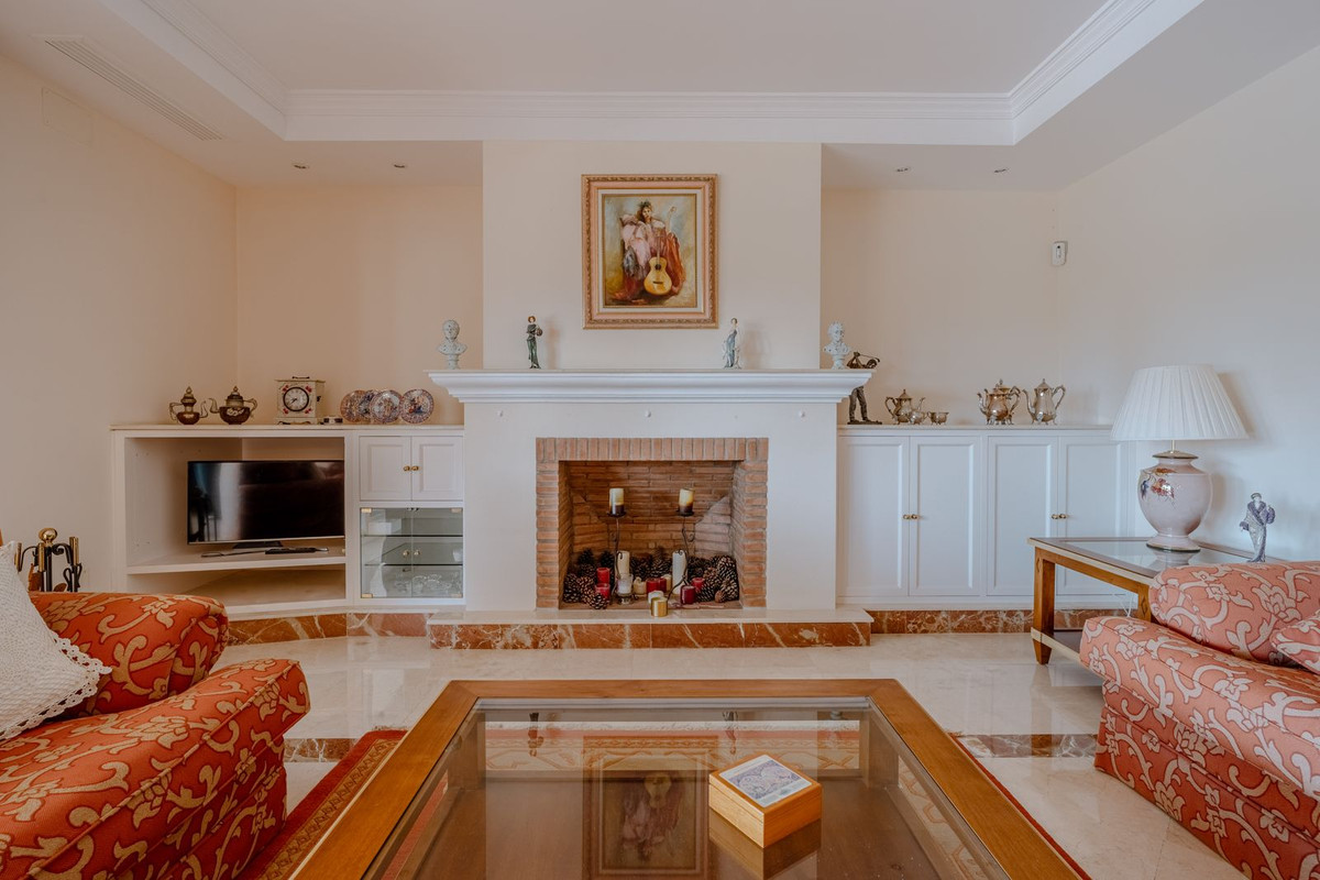 5 Bedroom Villa for Sale in El Paraiso — 4