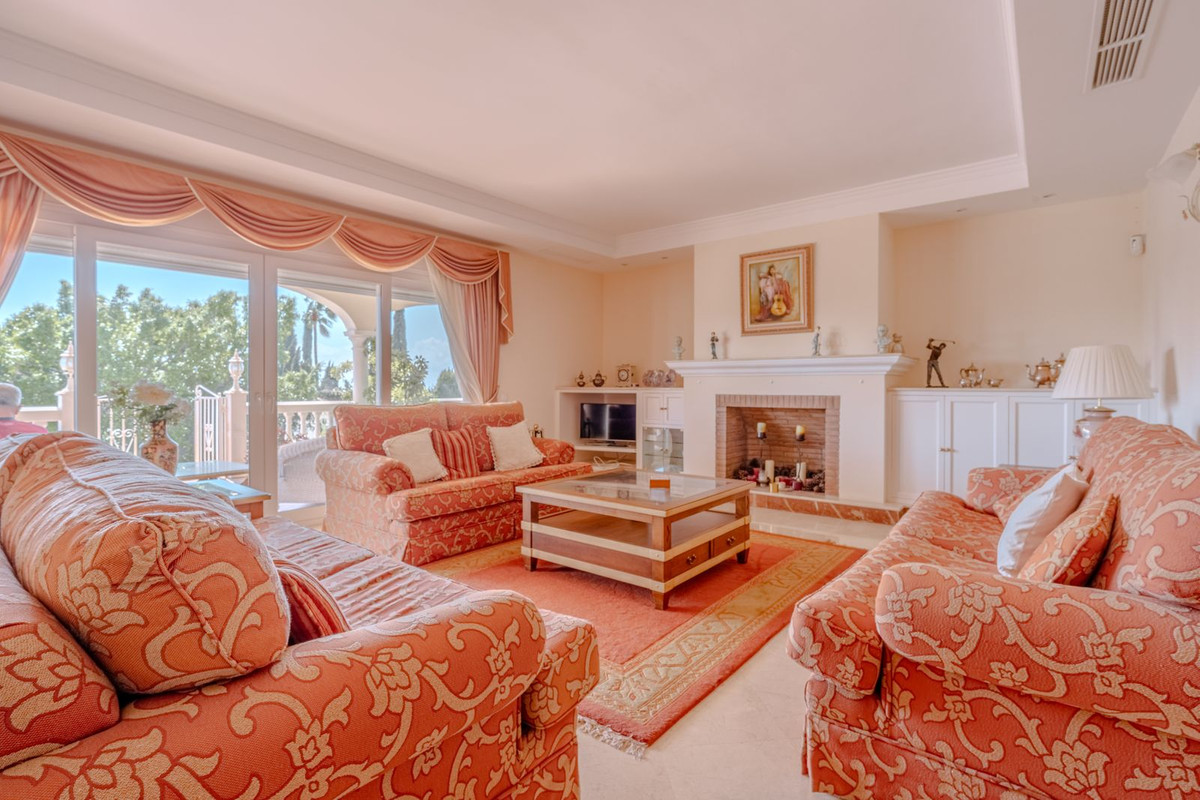 5 Bedroom Villa for Sale in El Paraiso — 5