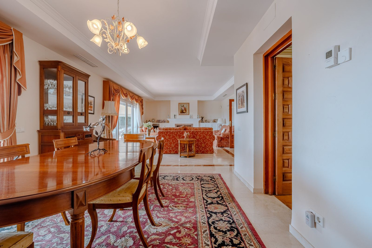 5 Bedroom Villa for Sale in El Paraiso — 9
